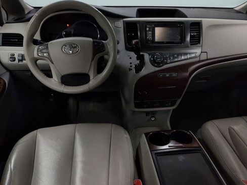 Used 2013 Toyota Sienna XLE image 26
