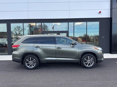 Used 2018 Toyota Highlander XLE image 2