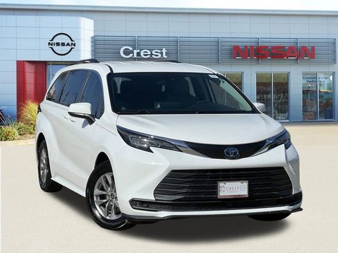 Used 2022 Toyota Sienna LE image 1