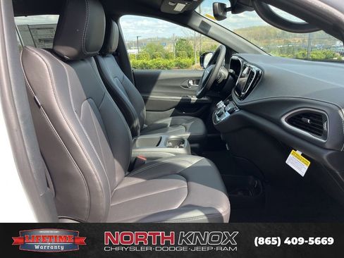 New 2026 Chrysler Pacifica Select image 24
