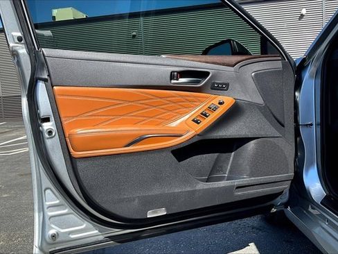 Used 2020 Toyota Avalon Limited image 19