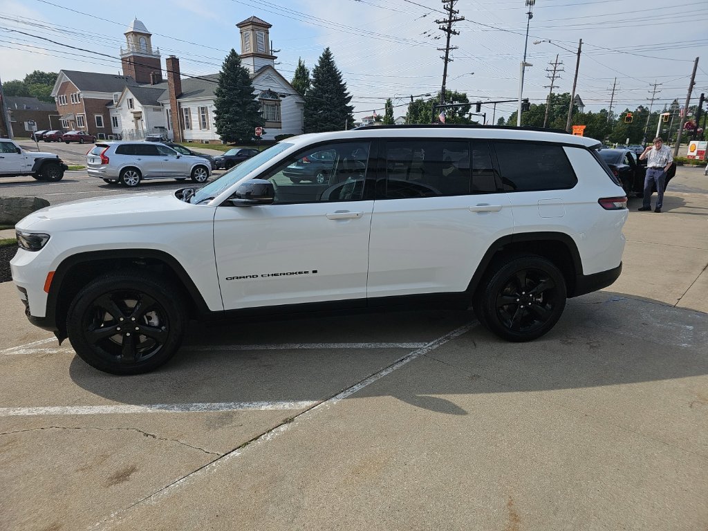 Certified 2025 Jeep Grand Cherokee L Altitude AWD/4WD image 10