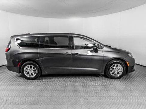 Used 2023 Chrysler Voyager LX FWD image 9