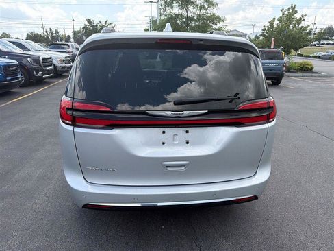 Used 2022 Chrysler Pacifica Touring-L FWD image 12