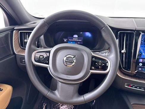 Used 2022 Volvo XC60 B5 Inscription FWD image 14