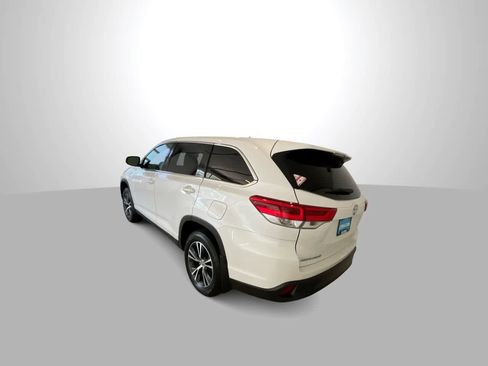 Used 2019 Toyota Highlander LE AWD/4WD image 6