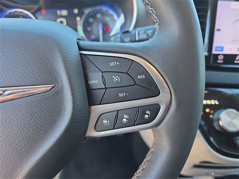 Used 2023 Chrysler Pacifica Touring-L image 11