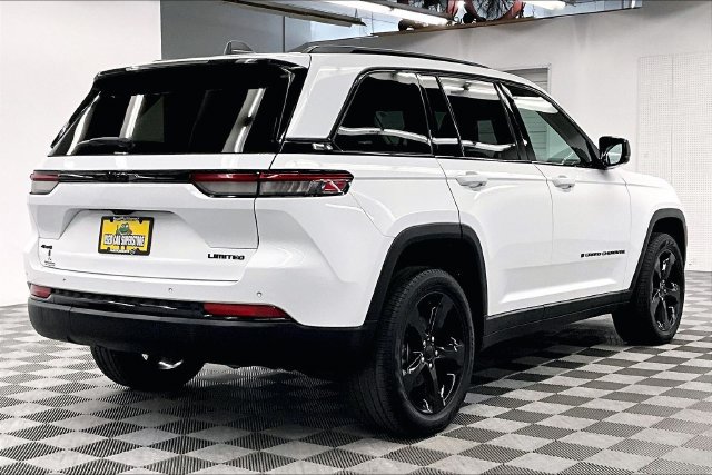 Used 2023 Jeep Grand Cherokee Limited w/ Black Appearance Package AWD/4WD image 13