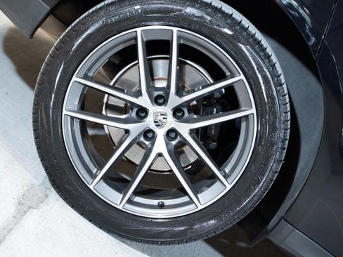 Certified 2024 Porsche Macan AWD/4WD image 11