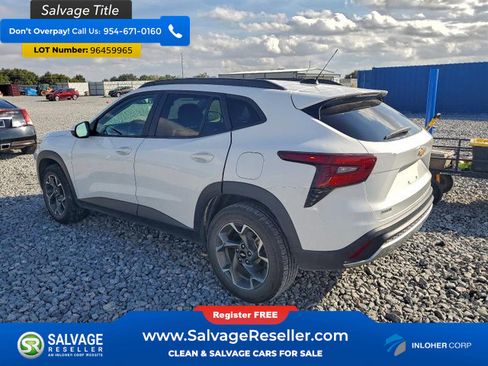 Used 2024 Chevrolet Trax LT w/ Sunroof Package image 3