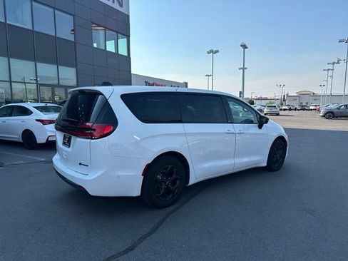 Used 2024 Chrysler Pacifica Limited FWD image 12