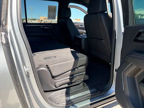 Used 2025 Chevrolet Suburban Z71 AWD/4WD image 17