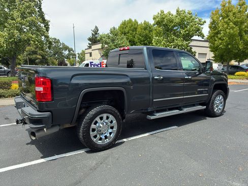 Used 2018 GMC Sierra 2500 Denali w/ Duramax Plus Package AWD/4WD image 10