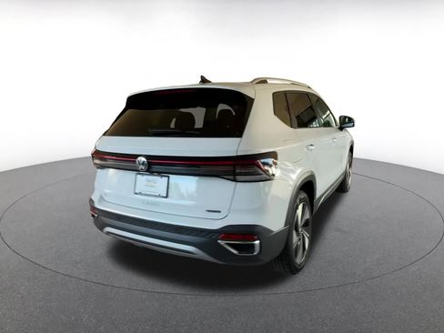 Used 2025 Volkswagen Taos SE image 14