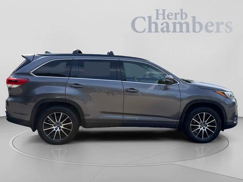 Used 2018 Toyota Highlander SE AWD/4WD image 11