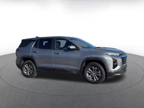 Used 2025 Chevrolet Equinox LT image 2