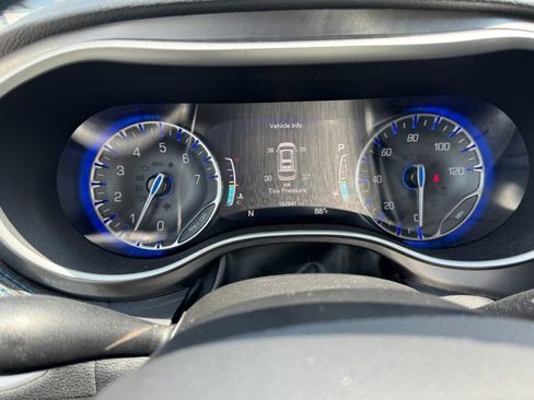 Used 2021 Chrysler Pacifica Touring-L FWD image 23