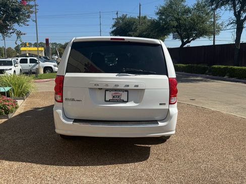 Used 2018 Dodge Grand Caravan SE w/ UConnect Hands-Free Group FWD image 7