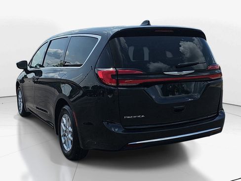 Used 2023 Chrysler Pacifica Touring-L FWD image 8