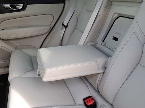 Used 2023 Volvo XC60 B5 Ultimate w/ Climate Package image 25