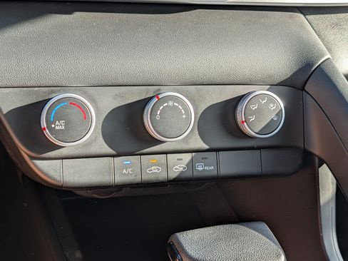 Used 2024 Hyundai Elantra SE FWD image 23