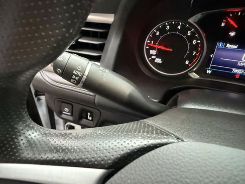 Used 2022 GMC Acadia SLE image 15