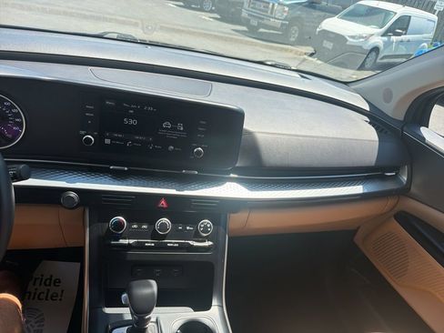 Used 2024 Kia Carnival LX FWD image 31