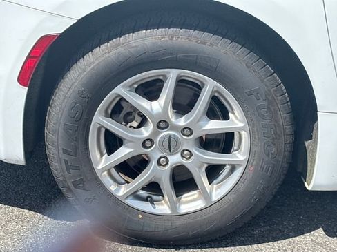 Used 2023 Chrysler Pacifica Touring-L FWD image 8