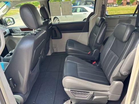 Used 2009 Chrysler Town & Country Touring FWD image 21