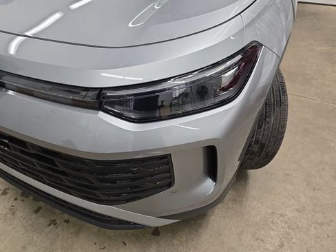 New 2026 Volkswagen Tiguan SE FWD image 23