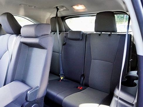 Used 2025 Toyota Highlander LE FWD image 17