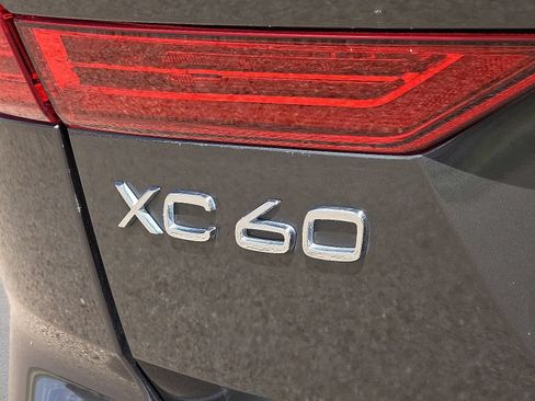 Used 2022 Volvo XC60 B5 Momentum AWD/4WD image 17