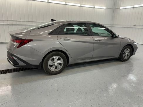 Used 2024 Hyundai Elantra SE image 3