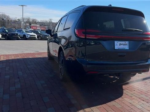 Used 2023 Chrysler Pacifica Limited w/ S Appearance Package image 9