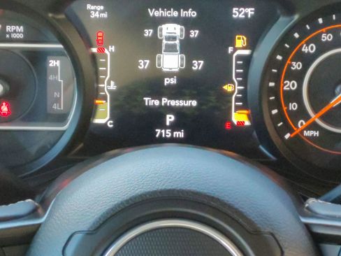 Used 2024 Jeep Gladiator Sport image 2