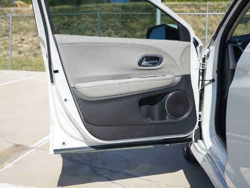 Used 2020 Honda HR-V Touring image 21