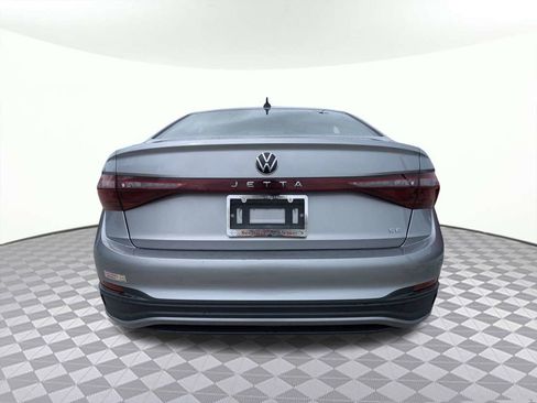 Used 2025 Volkswagen Jetta SE FWD image 4