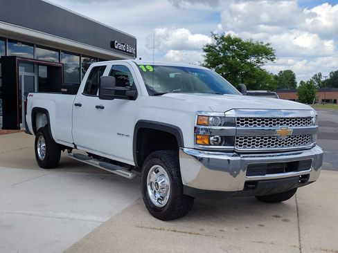 Used 2019 Chevrolet Silverado 2500 W/T AWD/4WD image 3