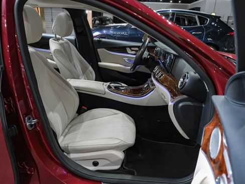 Used 2019 Mercedes-Benz E 300 4MATIC image 34