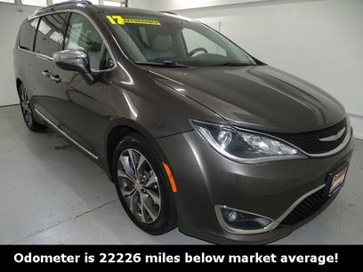 Used 2017 Chrysler Pacifica Limited w/ Advanced Safetytec Group
