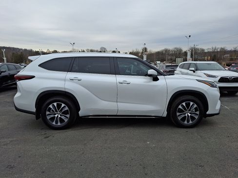 Used 2024 Toyota Highlander XLE image 7