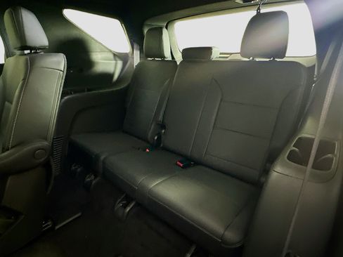 Used 2025 Chevrolet Traverse LT FWD image 29