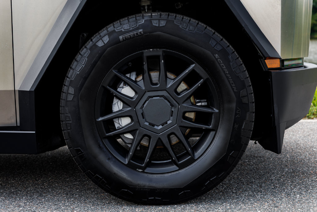 Used 2025 Tesla Cybertruck AWD Crew Cab image 36