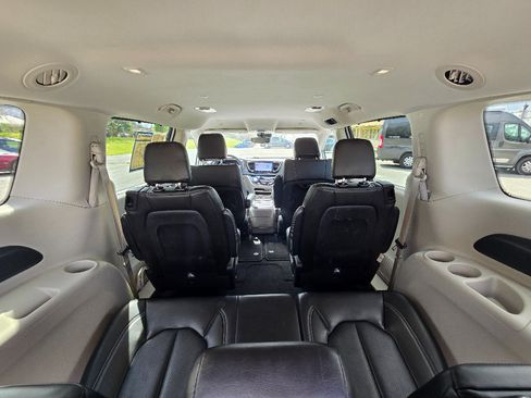 Used 2024 Chrysler Pacifica Touring-L FWD image 21