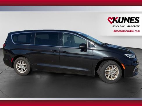 Used 2023 Chrysler Pacifica Touring-L FWD image 5