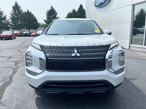 Used 2023 Mitsubishi Outlander ES AWD/4WD image 9