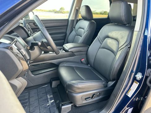 Used 2025 Nissan Pathfinder SV FWD image 11