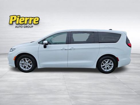 Used 2023 Chrysler Pacifica Touring-L FWD image 3