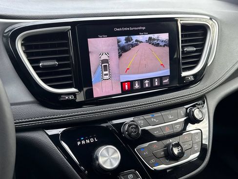 Used 2024 Chrysler Pacifica Limited FWD image 27