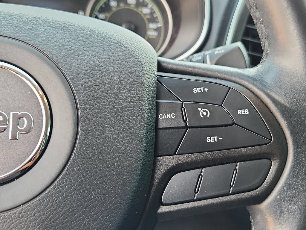 Used 2020 Jeep Cherokee Trailhawk AWD/4WD image 17